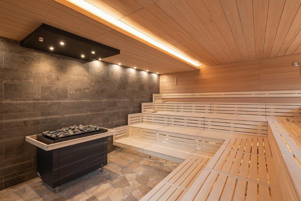 Innenansicht Aussensauna im LEUZE. Neueröffnung Oktober 2025. Helles Holz, minimalistisches Design.